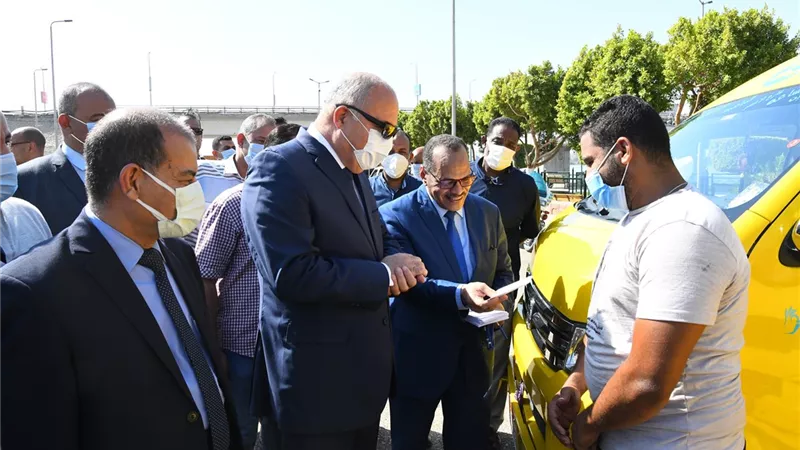 محافظ قنا يشهد بدء تشغيل 160 سياره اجره جديده بالغاز الطبيعى