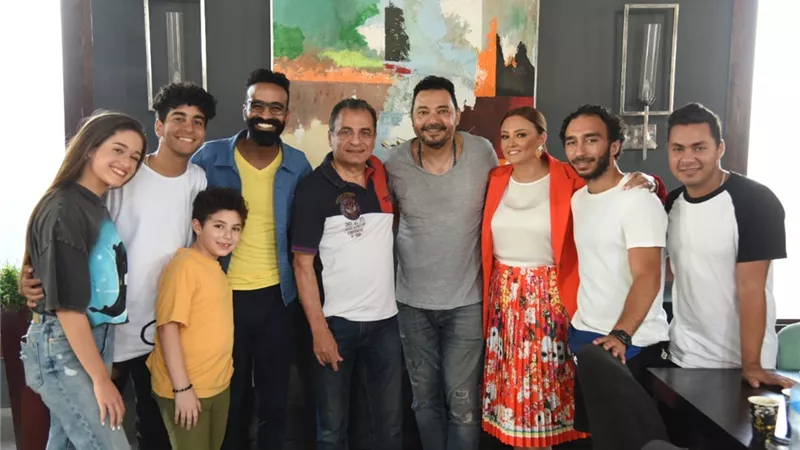 المؤلف نادر صلاح الدين مع أبطال 