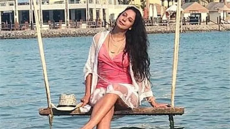 بالمرجيحة .. ياسمين رحمى تقضى إجازتها على البحر