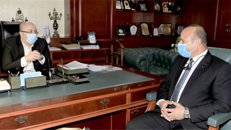 محافظ بنى سويف يناقش مع السكرتير العام جهود مواجهة كلاب الشوارع