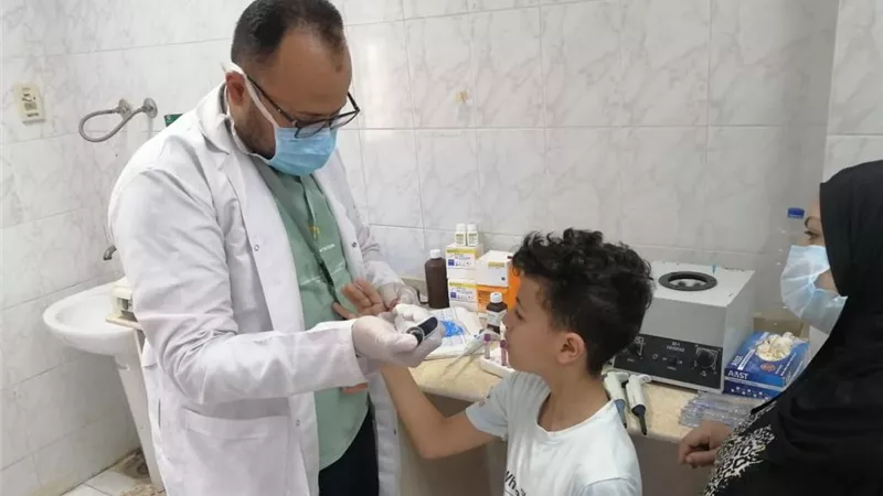 الكشف الطبى على ١٢٤٥ مواطناً بالمجان في قافلة طبية بدمياط