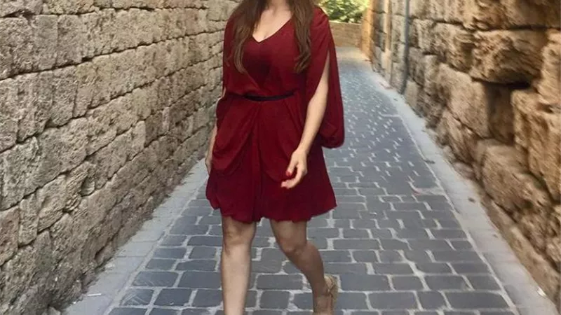 شاهد .. غادة طلعت تشارك جمهورها إطلالة صيفية جذابة