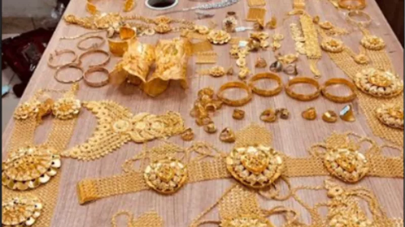 جمارك المطار تحبط محاولة تهريب كمية كبيرة من المشغولات الذهبية مع راكبة