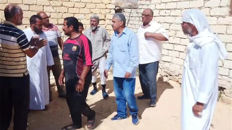 رئيس مركز مدينة سيوة يوجه بسرعة حل مشكلة أحد المواطنين بقرية أبوشروف