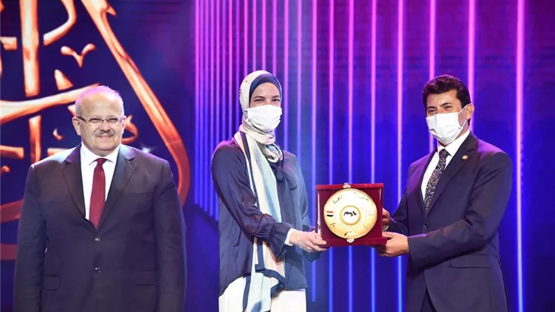 وزير الرياضة يكرم هداية ملاك وسيف عيسي علي هامش احتفال ختام مهرجان إبداع