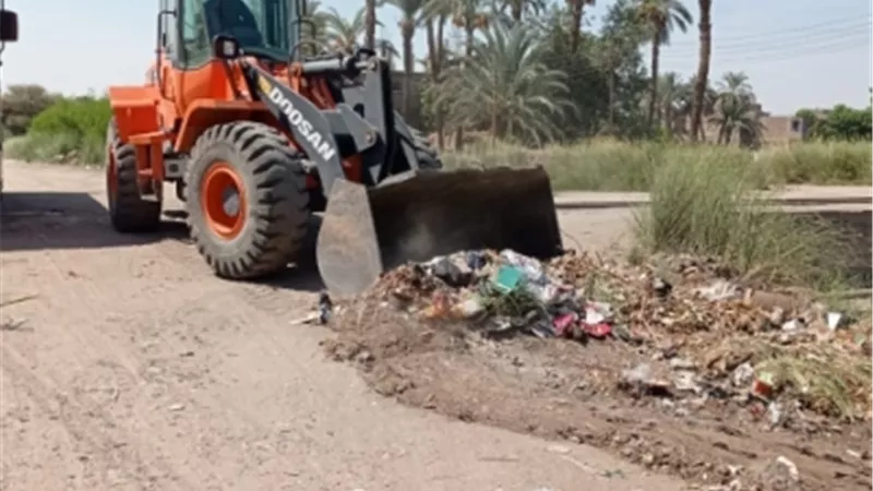 رفع اتربة ومخلفات فى حملة نظافة بأرمنت جنوب غرب الأقصر
