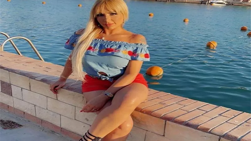 سارة خليفة تجذب الأنظار بإطلالة صيفية ..شاهد