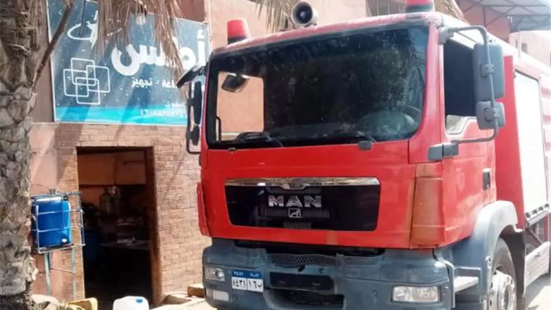 الدفع بـ ٥سيارات اطفاء للسيطرة على حريق بمصنع فى شبرا.. بالصور