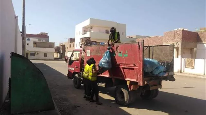 تكثيف أعمال النظافة بسوق الخضار وشارع جمال عبد الناصر فى القصير.. بالصور