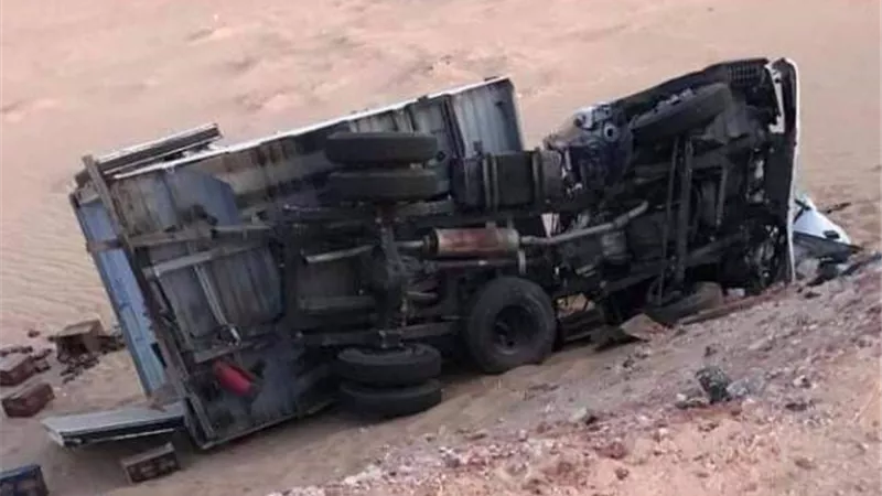 مصرع شخصين و إصابة 5 آخرين في تصادم حافلة بسيارة غذائية بالوادي الجديد.صور