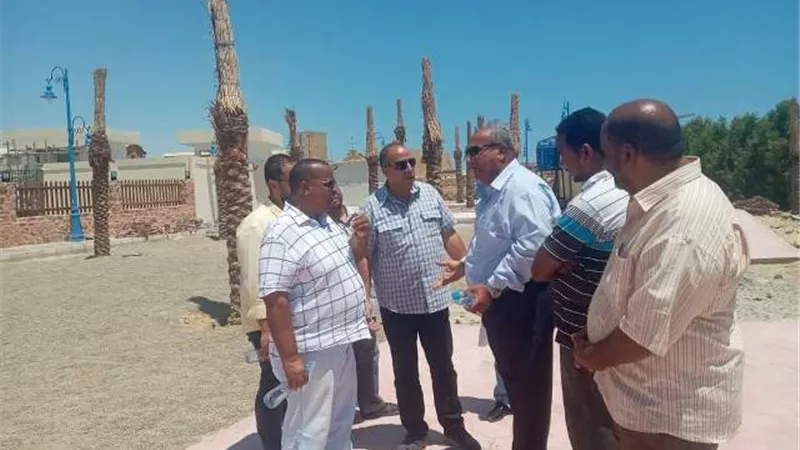رئيس مدينة القصير وممثلى جهاز التعمير بالبحر الأحمر يتفقدون تطوير شاطئ شارع بورسعيد..صور