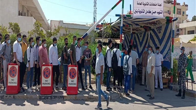 طلاب الثانوية العامة يتوافدون لاداء امتحان مادتي الأحياء والاستاتيكا في البحر الأحمر