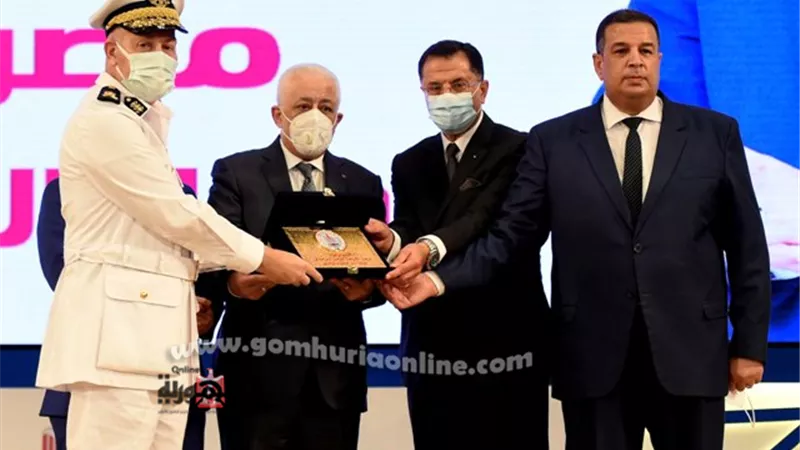 طارق شوقي يمنح دروع الجمهورية لرجال الشرطة نيابة عن رئيس الوزراء