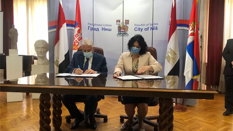 توقيع اتفاق تمهيدي للتأخى بين مدينة نيش فى صربيا و شرم الشيخ