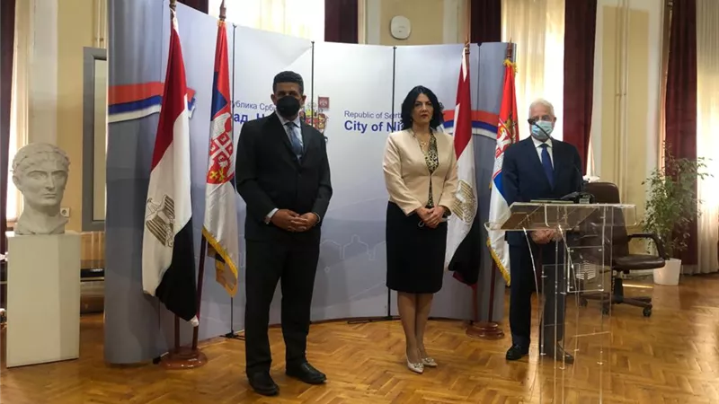 محافظ جنوب سيناء يبحث مع وزيرة التجارة الصربية سبل التعاون بالاستثمار والسياحة