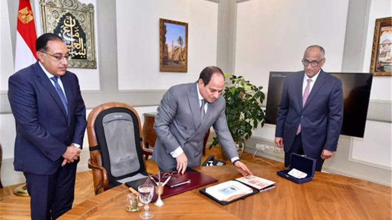 الرئيس السيسي يطلع على عينات من «البنكنوت الجديد».. وطرحها نوفمبر المقبل