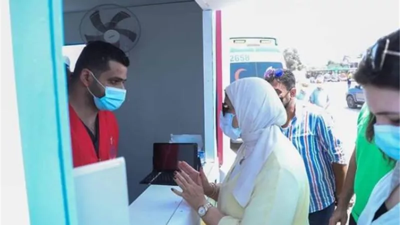 وزيرة الصحة تتفقد مستشفى العلمين النموذجي.. وسيارات الإسعاف والقوافل والأكشاك الطبية على طول الطريق.. صور