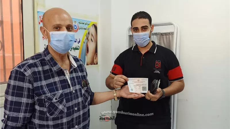 وكيل وزارة الصحة يسلم شهادة الحصول على لقاح كورونا لأول مواطن بمكتب صحة ثان الزقازيق