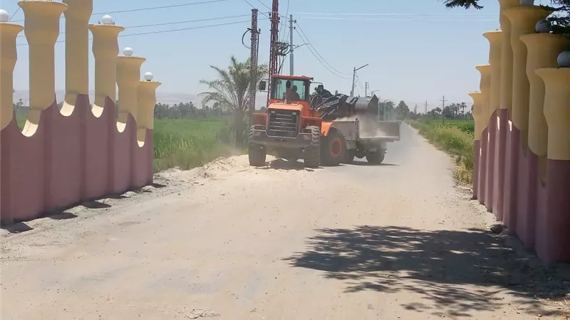 توسيع وتمهيد الطريق الزراعى بالقرنة غرب الأقصر