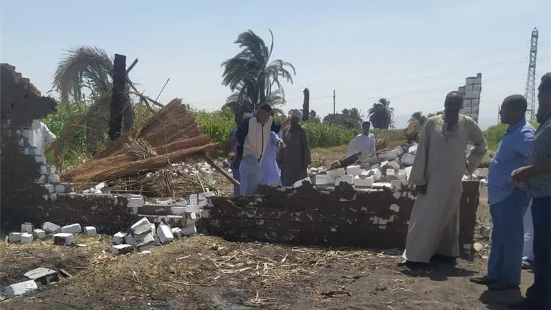 إزالة حالتى بناء مخالف على مساحة قيراطين بإسنا جنوب الأقصر