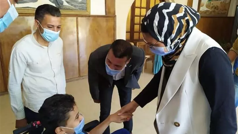 نائب محافظ الوادي الجديد تسلم كراسي متحركة لذوي الاحتياجات الخاصة بالداخلة