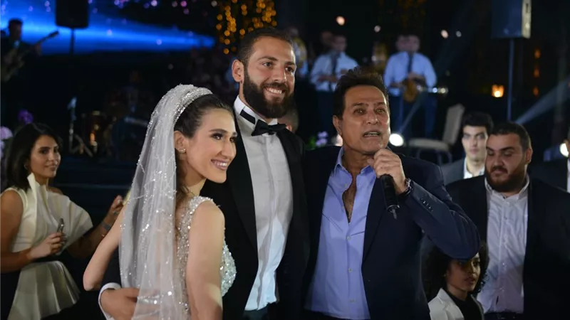 بالصور .. حكيم يشعل زفاف محمد ولبني بحضور جمال امبابي والمشاهير