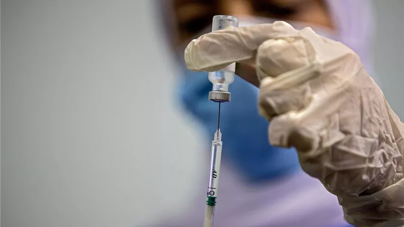 الصحة تحسم الجدل حول تأجيل الجرعة الثانية من لقاح كورونا