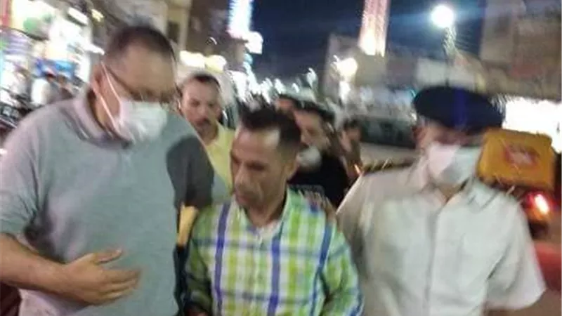 محافظ الشرقية يكافئ نائب رئيس ههيا لإنتظام أعمال النظافة بشوارع المدينة