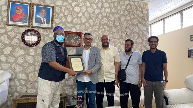 وزير الصحة التنزاني يكرم الفريق الطبي بالقافلة الطبية لجامعة أسوان