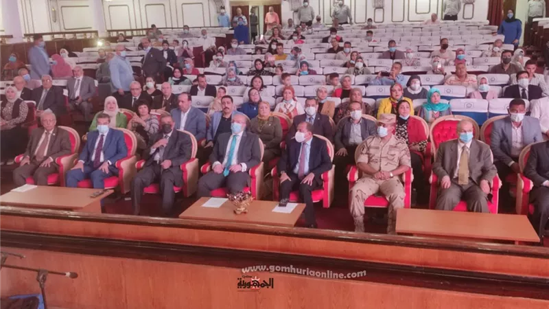 محافظ بنى سويف ورئيس الجامعة يشهدان العرض المسرحي 