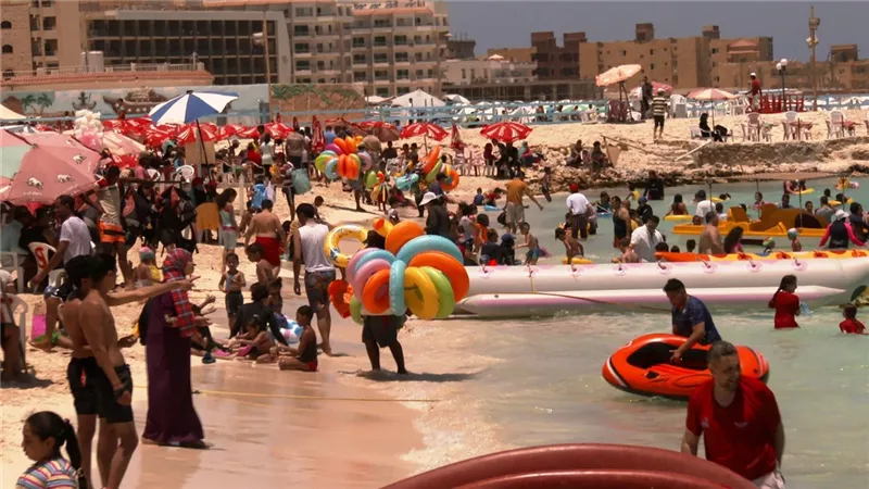 مع ارتفاع حرارة الجو شواطئ مطروح كاملة العدد.. صور