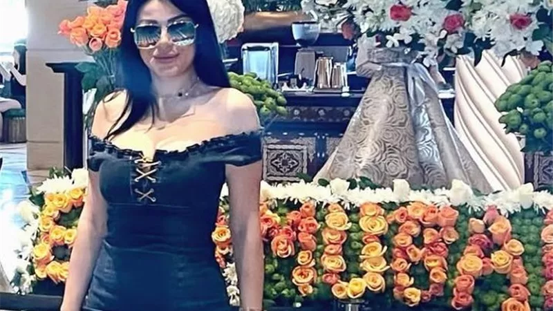 بالأسود .. منى ممدوح تبهر متابعيها (صور)