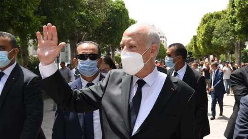 الرئيس التونسي يزور شارع الحبيب بورقيبة ومقر وزارة الداخلية.. فيديو وصور