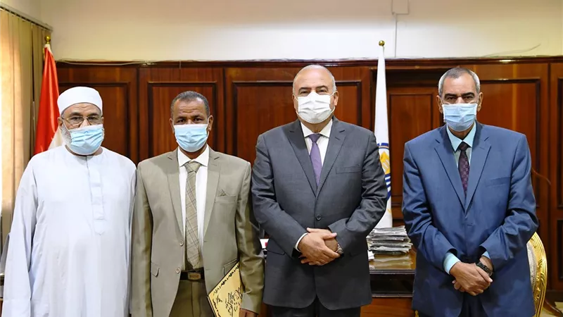 محافظ قنا يكرم مسئولي الجمعية الشرعية لخدماتهم لأهالي قريتي حمرا دوم وأبو حزام