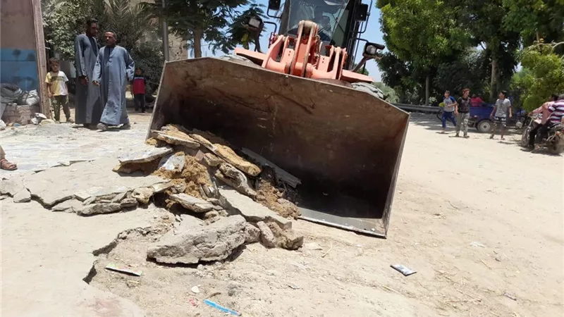 رفع ٤٢ طن اتربة ومخلفات بإسنا جنوب الأقصراحمدج الس