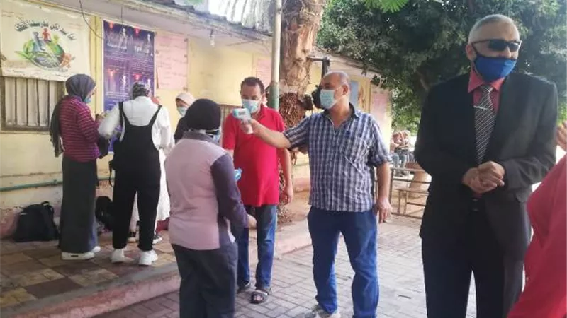 توافد طلاب الشعبة العلمية لاداء امتحان مادتى علوم البيئة والجولوجيا والتفاضل والتكامل