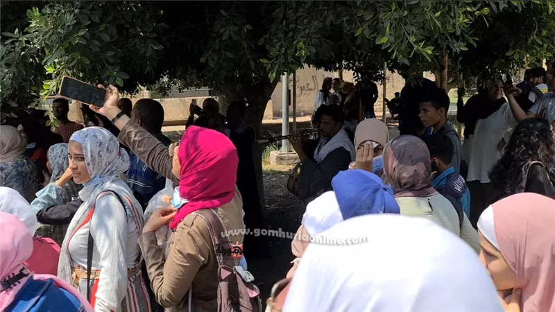 بالطبل والمزمار طلاب الثانوية العامة يحتفلون بمناسبة الحرية والانتهاء من الامتحانات..فيديو