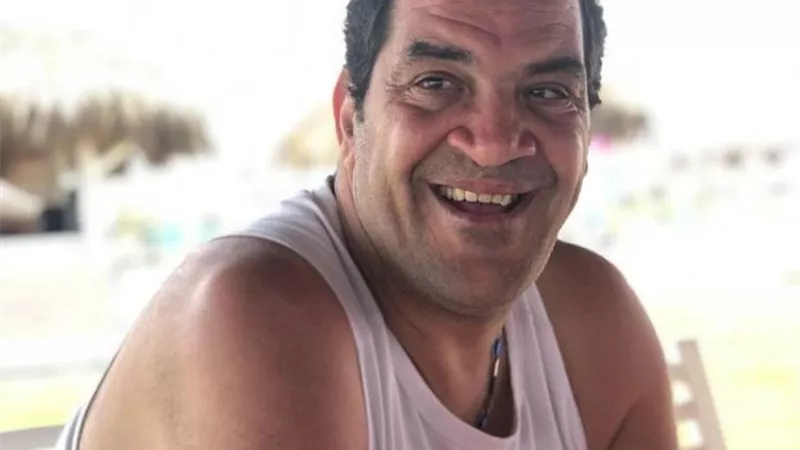 شاهد .. طاهر ابوليلة يشارك متابعيه إطلالة صيفية مبهجة
