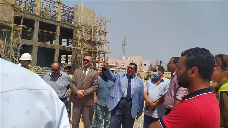 رئيس جامعة الأقصر يتابع أعمال الإنشاءات بكليات مدينة طيبة