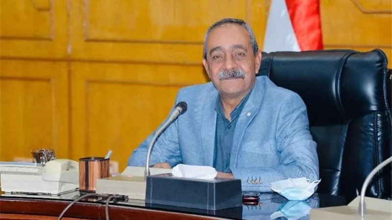 محافظ الإسماعيلية يناقش مشكلات الكهرباء بمحطات مياة الشرب والصرف الصحي