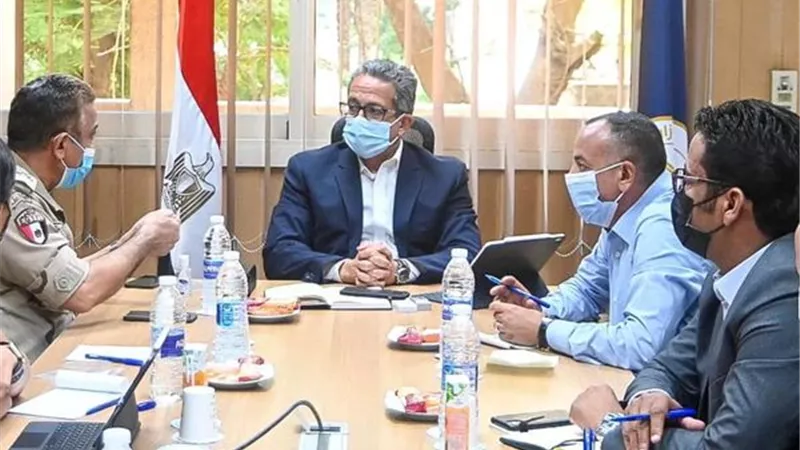 وزير السياحة والآثار يعقد اجتماعًا لمناقشة مستجدات الأعمال بالمتحف المصري الكبير ونقل مركب خوفو الأولى