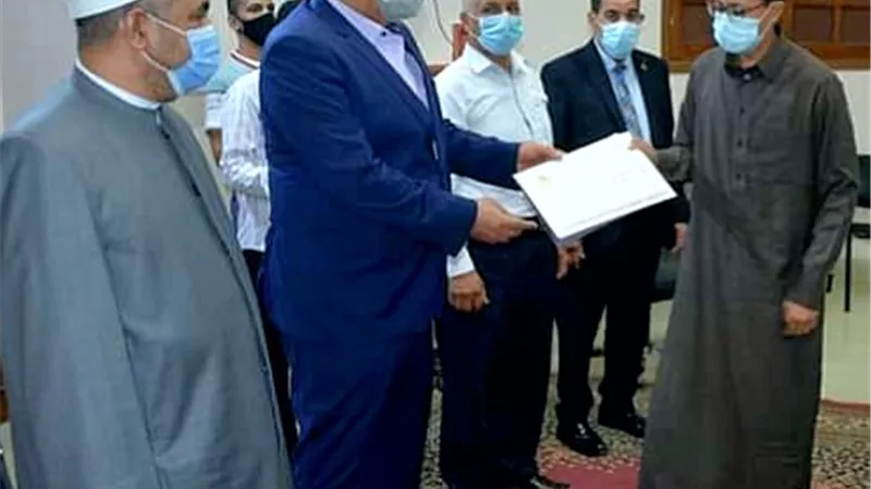 محافظ الوادى الجديد يكافئ أوائل الشهادات الأزهرية ببلاط والداخلة