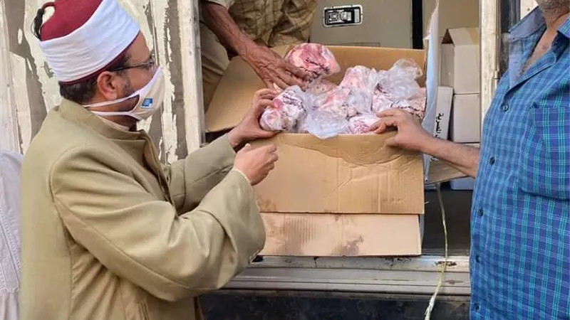 الدفعة الأولى.. ٢ طن من لحوم صكوك الأضاحي تصل مديرية أوقاف مطروح