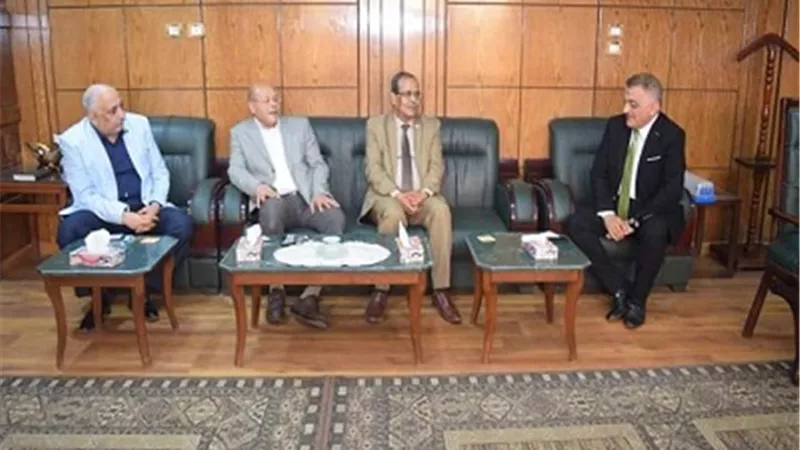 القائم بعمل رئيس جامعة سوهاج يهنئ 