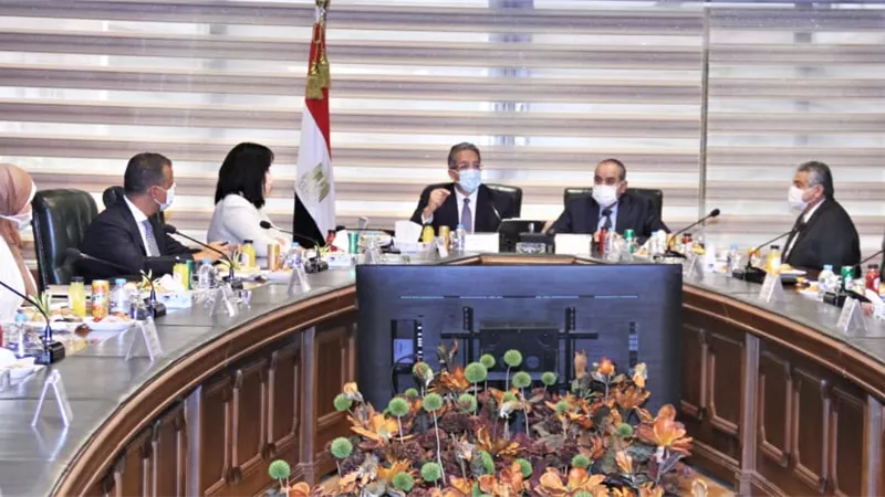 وزيرا الطيران المدني والسياحة والآثار يبحثان آليات تحفيز حركة السياحة والطيران الداخلي