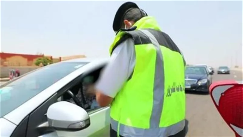 سحب 3674 رخصة سيارة لعدم تركيب الملصق الإلكتروني
