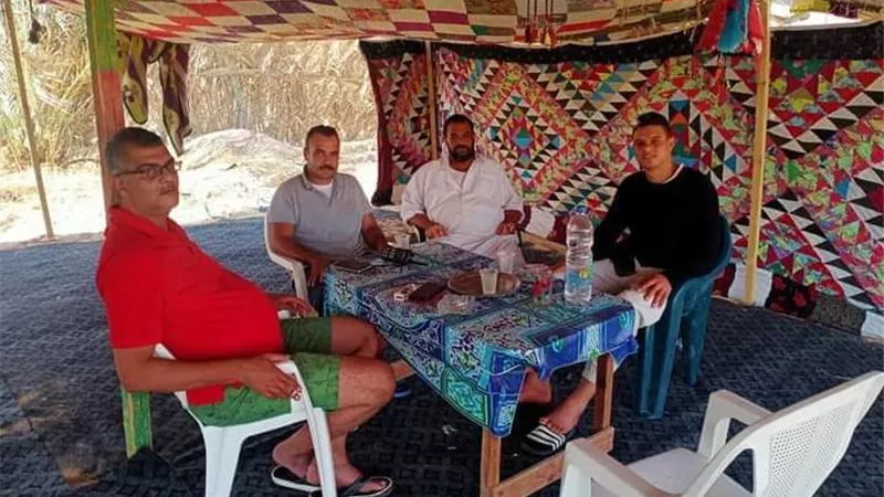 سعد سمير لاعب الاهلى يخوض تجربة الدفن برمال سيوة