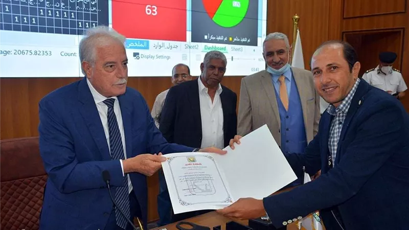 محافظ جنوب سيناء يكرم مدير إدارة دعم القرار بمركز المعلومات لجهوده المتميزة