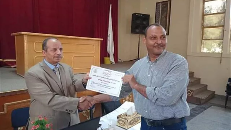وكيل وزارة التعليم بقنا يكرم مدير إدارة نقادة