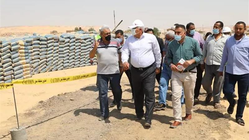 محافظ الوادى الجديد يتفقد مشروعات حياه كريمة بالفرافرة